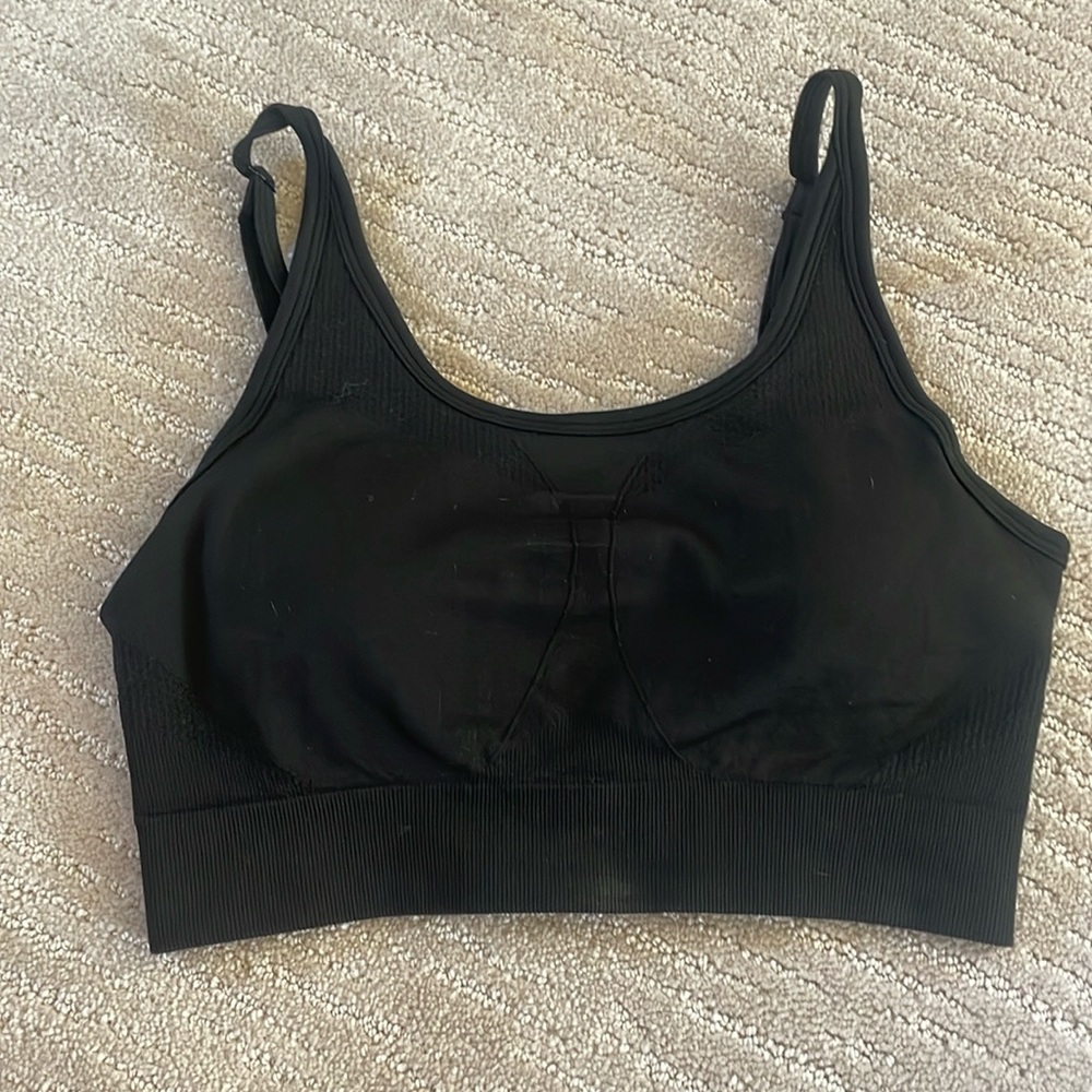Beaybl black sports bra never used. Size m